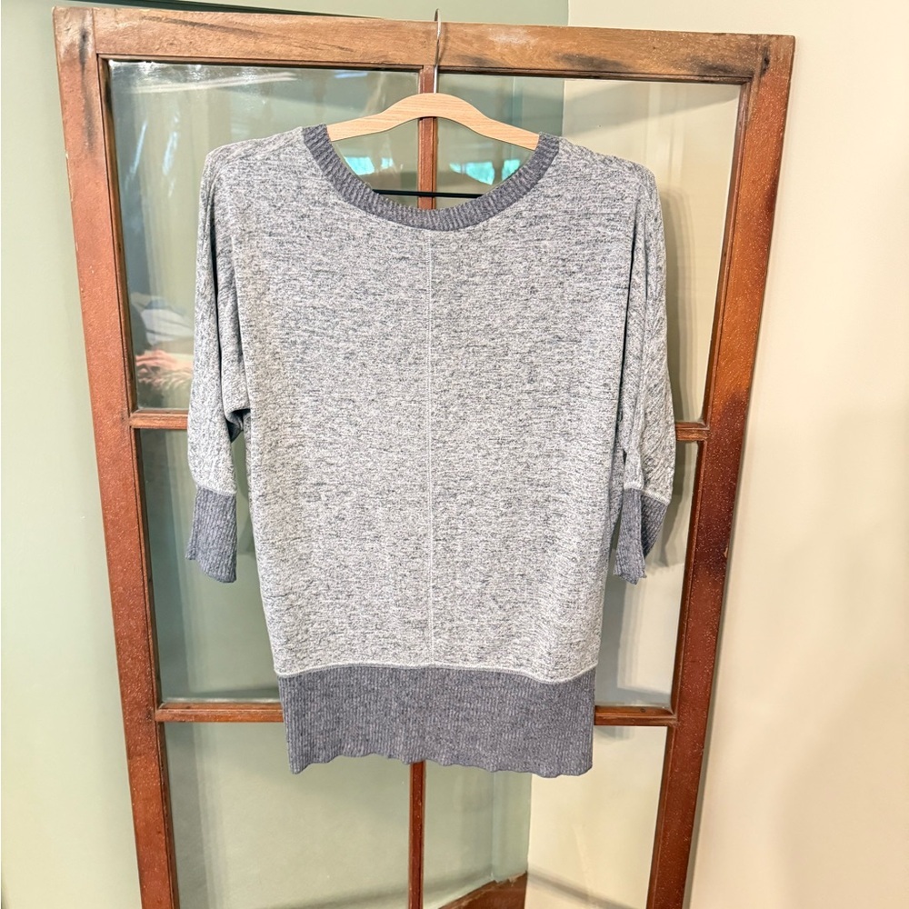 Daytrip Heathered Gray V-Neck Top - Size Medium - Picture 3 of 3